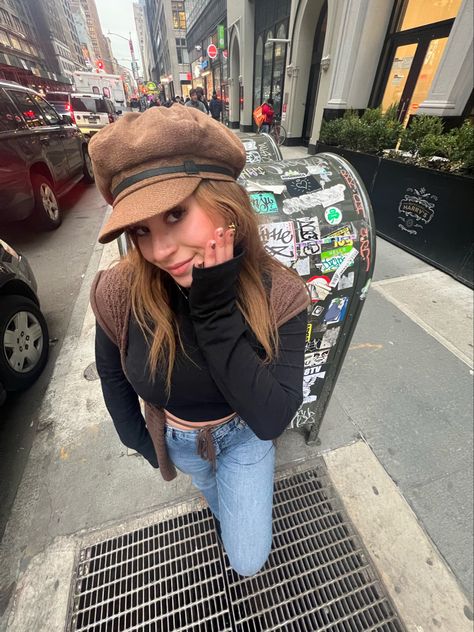 Hat Outfits Aesthetic, Chic Hat Outfits, Biker Hat Outfit, Newsboy Hat Outfit Summer, Newsboy Hat Outfit Aesthetic, Downtown New York Aesthetic Outfits, Fall Hats 2023, Messenger Hat Outfit, Train Hat Outfit