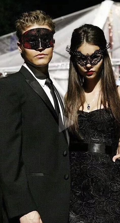 Mascarade Costume, Masquerade Couple, Masquerade Party Outfit, Masquerade Outfit Ideas, Vampire Diaries Costume, Masquerade Ball Outfits, Masquerade Outfit, Halloween Parejas, Vampire Halloween Costume