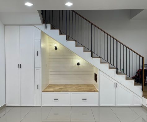 JP Design MY | Built-in under stairs storage cabinet with rest bench. . Taking advantage of the huge space 💯 . #staircase #storage #cabinetmalaysia… | Instagram Under Stairway Storage, Staircase Under Storage Ideas, Small Under Stairs Storage, Mudroom Stairs, Staircase Storage Under Stairs, Under Stairs Storage Closet, Understairs Ideas, Stairs Nook, Under Stairs Space