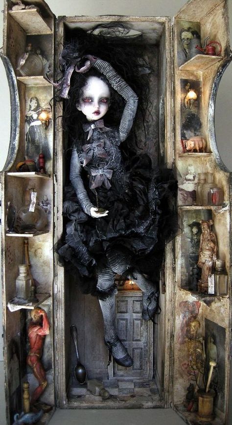 Scary Dolls, Gothic Dolls, Halloween Doll, The Crow, Creepy Dolls, Assemblage Art, Gothic Art, Ball Jointed Dolls, Bjd Dolls