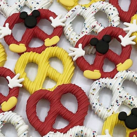 DessertsbyMaryann on Instagram: "Mickey Mouse clubhouse theme ♥️ . . . #dessertsbyMaryann #mickeymousecakepops #cakepops #cakepopsicles #baking #desserts #desserttable #sweettooth #sweets #candytable #customtreats #instagram #explorepage #mickeymouse #dessertsofinstagram #dessertbox #dessert #chocolate" Unique Mickey Mouse Party Ideas, Mickey Candy Apples, Disney Party Treats, Mickey Mouse Sweets, Mickey And Minnie Dessert Table, Mickey Mouse Treat Ideas, Mickey Mouse Chocolate Covered Pretzels, Mickey Mouse Clubhouse Desserts, Mickey Mouse Dessert Table Ideas