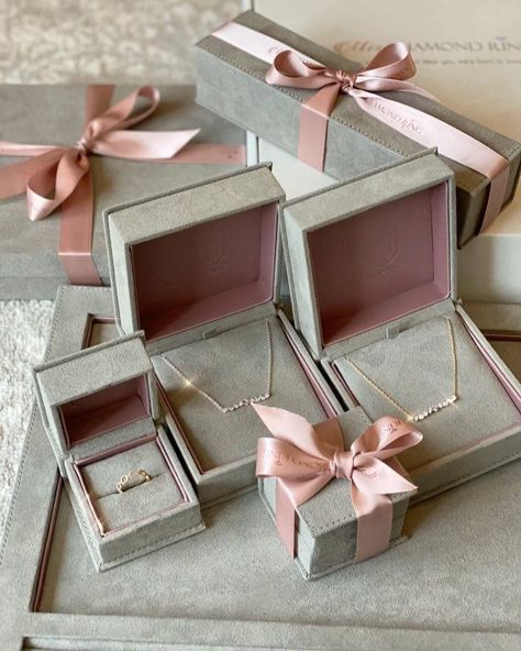 Rings Gift Packaging, How To Pack Ring For Gift, How To Pack A Ring For Gift, Jewellery Gift Wrapping Ideas, Premium Jewelry Packaging, Jewellery Box Design Jewelry Packaging, Luxury Jewelry Box Design, Ring Gift Ideas Packaging, Luxury Jewellery Packaging