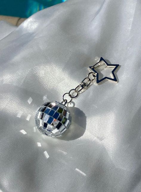 Accessories Aesthetic Silver, Disco Keychain, Car Keychain Aesthetic, Star Accessories, Cool Keychains, Key Keychain, Cool Car Accessories, Silver Party, Silver Keychain