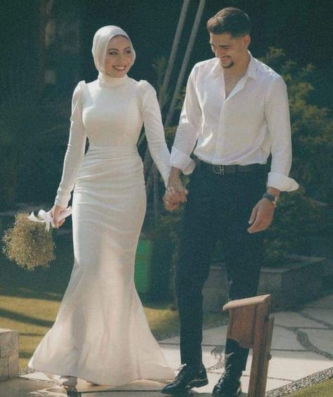 Engagement Dress Hijab, Simple Engagement Dress, Engagement Party Photo Ideas, Wedding Dress Hijab, Muslim Wedding Photos, Bride Dress Simple, Couple Engagement Pictures, Engagement Pictures Poses, Muslim Couple Photography