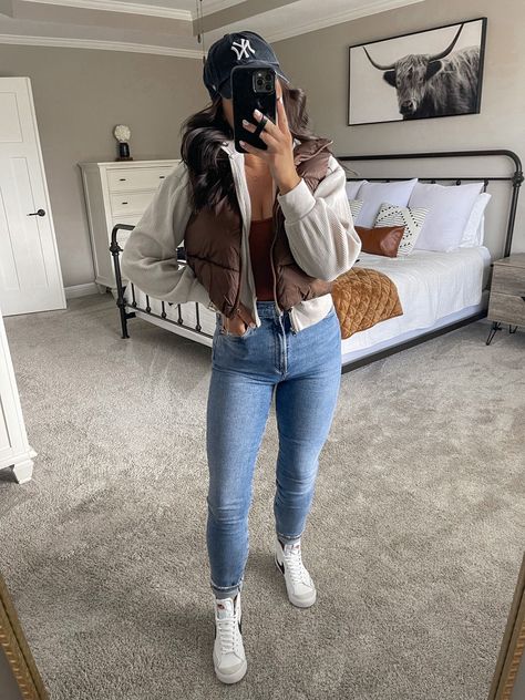 Vest Outfits For Women Casual, Cropped Puffer Vest Outfits, Puffer Vest Outfit Aesthetic, Vest Outfit Street Style, Style Nike Blazers, Puffer Vest Outfit Street Style, Style A Puffer Vest, Cropped Puffer Vest Outfit, Brown Puffer Vest Outfit