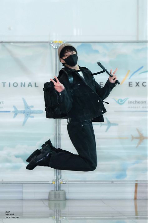 Bts Airport, Bts Jungkook Birthday, Boyfriend Wallpaper, Smile Photography, Jungkook V, Bts Group Photos, Icn Airport, Korean Entertainment, Boyfriend Style