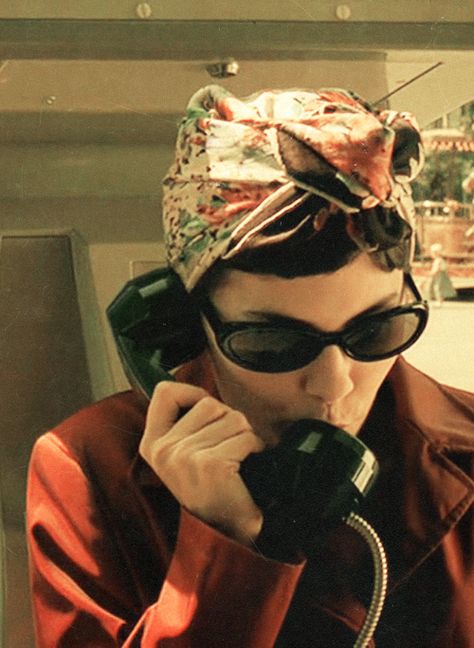 Want that bandana and glasses - Amelie Poulain 2001 Aesthetic, French Film, Audrey Tautou, Septième Art, I Love Cinema, French Films, On The Phone, Studio 54, Love Movie