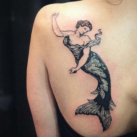 Super cute antique/rustic mermaid tattoo on a shoulder. The concept of the mermaid tattoo is primarily associated with sailors fairy tales folklore and legends. Sailors have worn such tattoos with the meaning of freedom #mermaid #mermaidtattoo #antique Traditional Mermaid Tattoos, Mermaid Sleeve Tattoos, Underwater Tattoo, Little Mermaid Tattoo, Mermaid Tattoo Designs, Mystical Tattoos, Polynesian Tattoos, Geometric Tattoos, Mermaid Tattoo