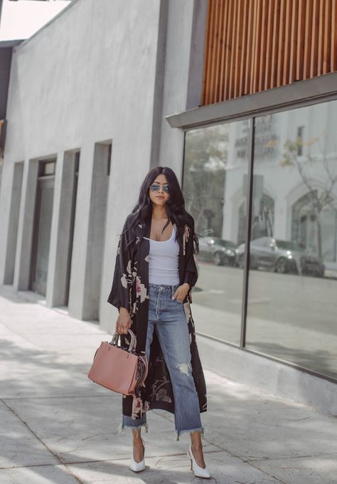 Walk In Wonderland wearing Floral Duster and White Pumps Floral Cardigan Outfit, White Pumps Outfit, Ootd 2022, Duster Outfit, College Ootd, Sheryl Luke, Look Kimono, Casual Chique Stijl, Kimono Outfits