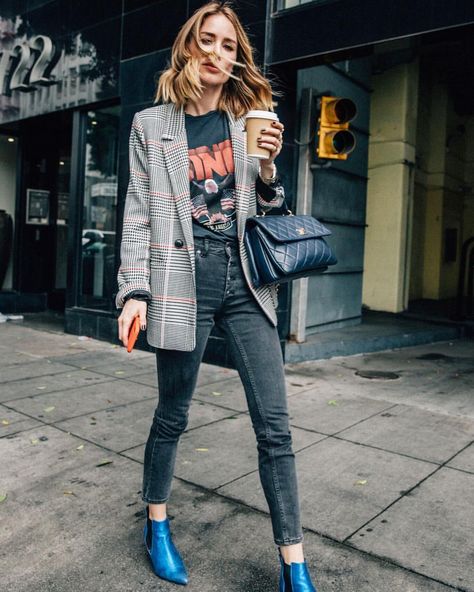 12.6k Likes, 154 Comments - ANINE BING (@aninebing) on Instagram: “On the move  #aninebing” Casual Chique Stijl, Cooler Style, Style Casual Chic, Blazer Outfit, Spring Look, Autumn Street Style, Fall Street Style, Blazer Outfits, Plaid Blazer