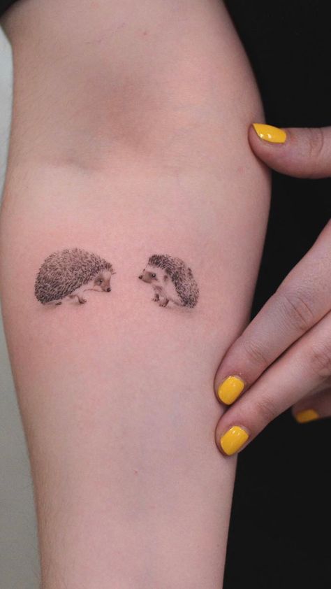 Hedgehog Tattoos, Hedgehog Tattoo, First Time Tattoos, Lover Tattoo, Tattoo Tiny, Shape Tattoo, Muster Tattoos, Meaningful Tattoos For Women, Daisy Tattoo