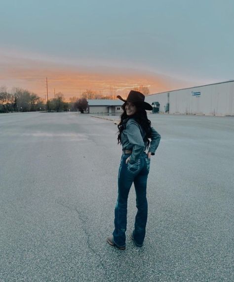 Brunette Country Girl, Black Country Girl, Country Aesthetic Outfit, Country Hairstyles, Country Girl Aesthetic, Nfr Outfits, Cute Western Outfits, Cute Cowgirl Outfits, Cowgirl Style Outfits