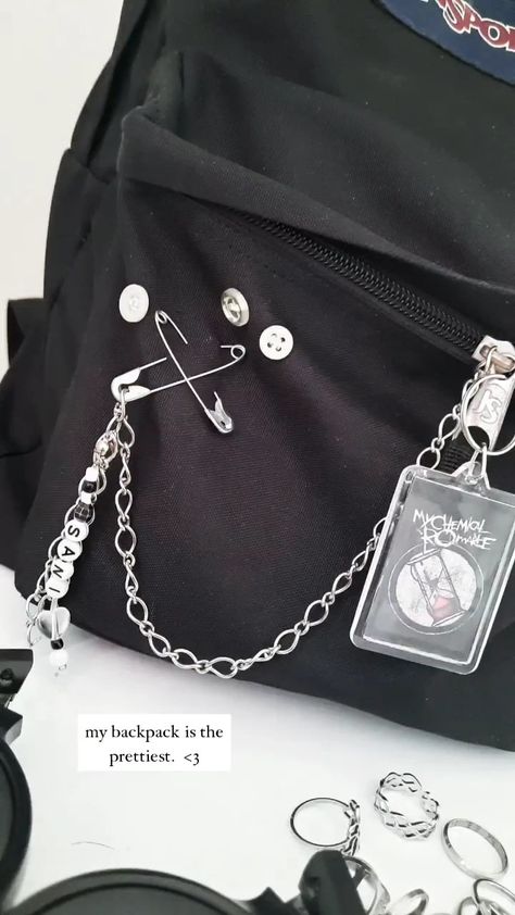 Cool Backpacks Aesthetic, School Backpacks Ideas, Bag With Safety Pins, How To Make Your School Bag Aesthetic, Emo School Bag, Alt Backpack For School, Pins On Backpack Aesthetic Grunge, Backpack Inspo Pins, Emo Backpacks Diy