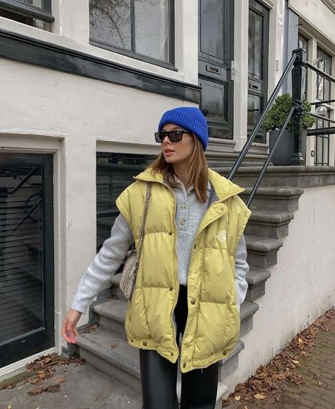 Blue Beanie, Bright Fashion, Streetwear Aesthetic, Outfit Winter, Winter 2023, Outfit Inspo Fall, Colourful Outfits, Minimal Fashion, Black Outfit