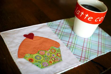 Cupcake Mug Rug Tutorial - Crafty Gemini Cupcake Mug, Valentine Day Table Decorations, Crafty Gemini, Mini Patchwork, Mug Rug Tutorial, Mug Rug Patterns, Rug Patterns, Applique Quilt Patterns, Applique Templates