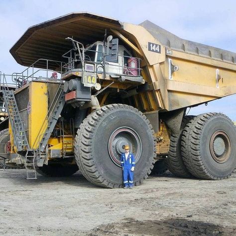 Giant Truck, Big Machines, Heavy Construction Equipment, Construction Vehicle, Put Things Into Perspective, Mining Equipment, Road Construction, Heavy Machinery, Construction Vehicles