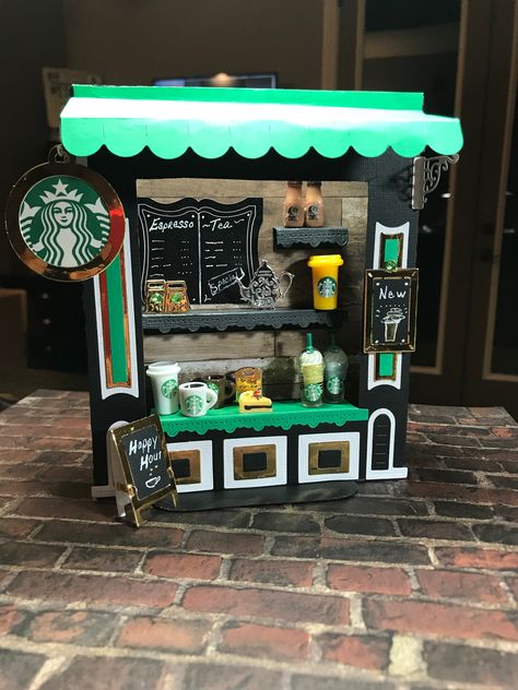 Craft Coffee Shop, Starbucks Diorama, Cardboard Starbucks, Starbucks Diy, Diy Crafts Love, Cardboard Crafts Diy, Cardboard Box Crafts, Easy Paper Crafts Diy, Paper Craft Diy Projects