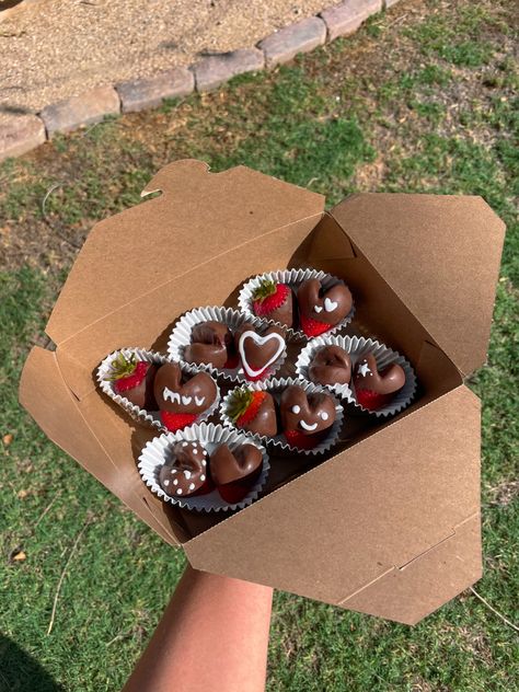 National Gf Day Gifts, Wlw Cute, Girlfriend Day, Valentines Ideas For Her, National Girlfriend Day, Couple Crafts, Valentines Date Ideas, Diy Gifts For Girlfriend, Gay Gifts