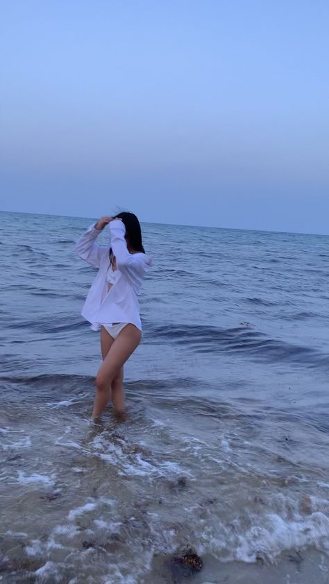 Girl Swimsuit Aesthetic, Swimsuit Aesthetic Korean, Summer Beach Pics, Aesthetic Beach Outfits Korean, Beach Asian, Beach Asian Aesthetic, Pool Sunset, Douyin Beach, Flowy Hair