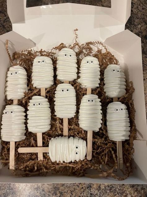 Party Food Ideas For Kids, Halloween Chocolate Covered Strawberries, Food Ideas For Kids, Halloween Party Food Ideas, Halloween Deserts, Postres Halloween, Cake Pop Designs, Halloween Party Food, Halloween Breakfast