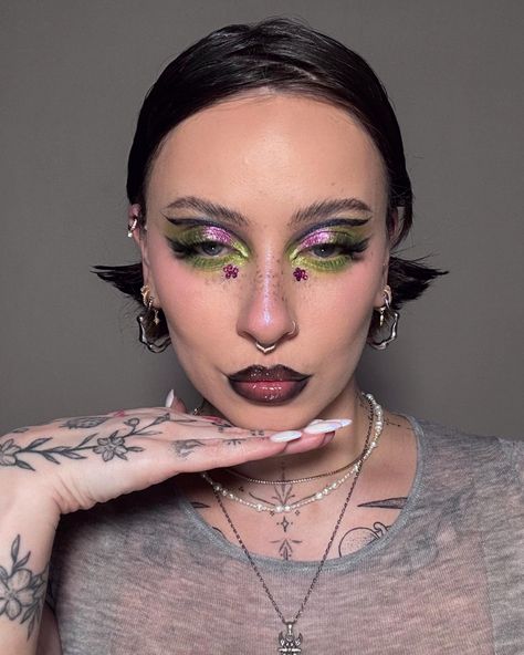 Colourful makeup grunge makeup Brat Eye Makeup, Colorful Grunge Makeup, Green Grunge Makeup, 2024 Makeup Trends, Brat Makeup, Beetle Costume, Colourful Makeup, Funky Makeup, Alternative Makeup