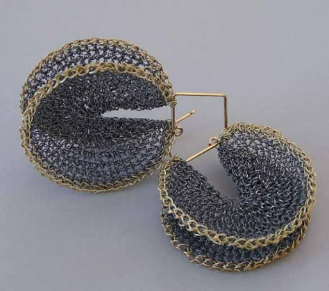 Hanne Behrens - Earrings - Crochet, fine silver and 750 gold. Crochet Silver, Crochet Wire, Wire Knitting, Wire Crochet Jewelry, Knit Jewelry, Bijoux Fil Aluminium, Crochet Jewellery, Wire Crochet, Wire Jewelry Designs