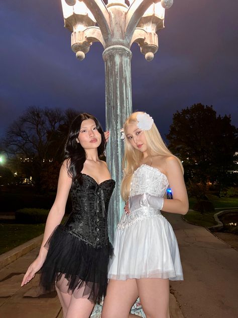 Duo Halloween Costumes Female, Duo Princess Costumes, Fairy Duo Costume, Matching Costumes For Best Friends Duo, Blonde And Brunette Duo Costumes, Iconic Duo Costumes Best Friends, Iconic Halloween Costumes Brunette, Halloween Besties, Best Friend Duo