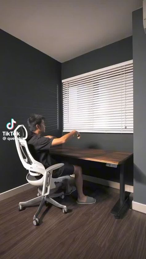 @tomwarrenuk • this is one of the best desk setup videos I’ve ever ever seen 🤯 by Quek Shio vm.tiktok.com/Z... • Threads Editing Setup, Gaming Desk Setup, Computer Desk Setup, Home Studio Setup, Desk Layout, Guest Room Office, Bedroom Setup, Study Room Decor, Gaming Room Setup