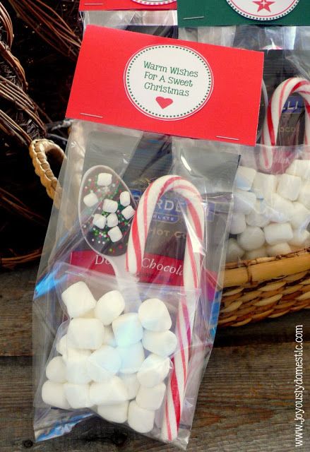 Joyously Domestic: Holiday Hot Cocoa Kits with Homemade Stir Spoons (Includes FREE Printable Labels) Hot Cocoa Gift, Hot Chocolate Spoons, Cocoa Gift, Hot Chocolate Gift, Hot Chocolate Gifts, Chocolate Spoons, Cocoa Christmas, Christmas Food Gifts, Christmas Hot Chocolate