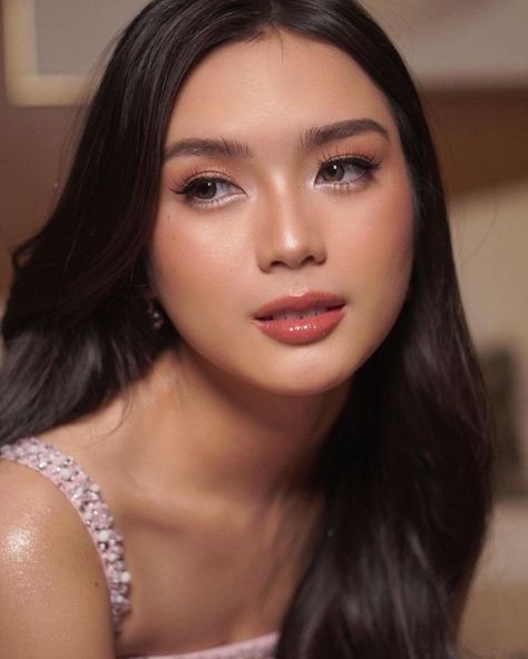 Graduation Makeup Ideas Simple, Filipino Makeup, Francine Diaz, Asian Wedding Makeup, Makeup Layout, Birthday Makeup Looks, Classy Makeup, Simple Prom Hair, Layered Haircuts For Medium Hair