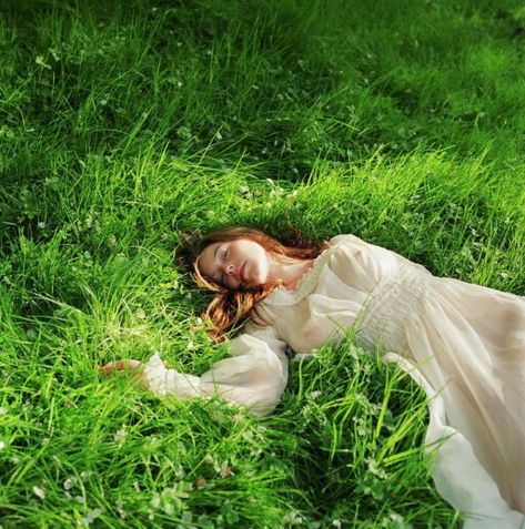 Grass Aesthetic, Sleeping Pose, Looks Hippie, Woman Laying, Fairycore Aesthetic, Action Pose, Human Poses Reference, Trik Fotografi, Shooting Photo