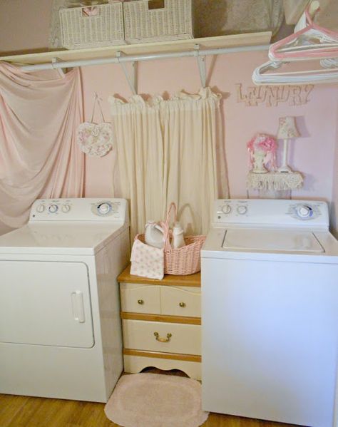 Adorable Pink Laundry Room Shabby Chic Laundry Room, Pink Laundry Room, Pink Laundry, Baños Shabby Chic, Pink Laundry Rooms, Laundry Room Decorating, Happy Room, Estilo Shabby Chic, Frosé