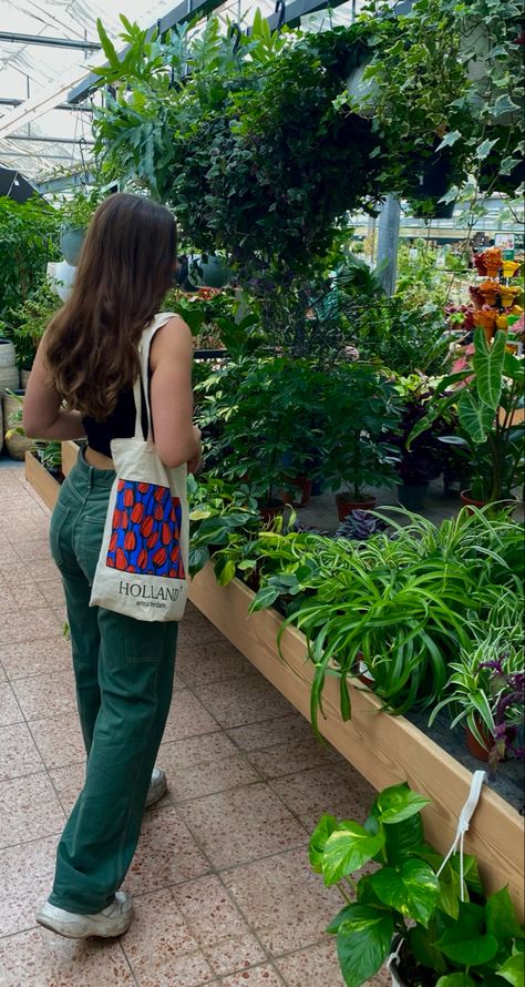 Plant Life Aesthetic, Plant Shopping Outfit, Plant Shopping Aesthetic, Plant Mum Aesthetic, Gardening Aesthetic Outfit, Sunshine Aesthetic Girl, Gardening Aesthetic Girl, Melina Aesthetic, Flower Aesthetic Outfits