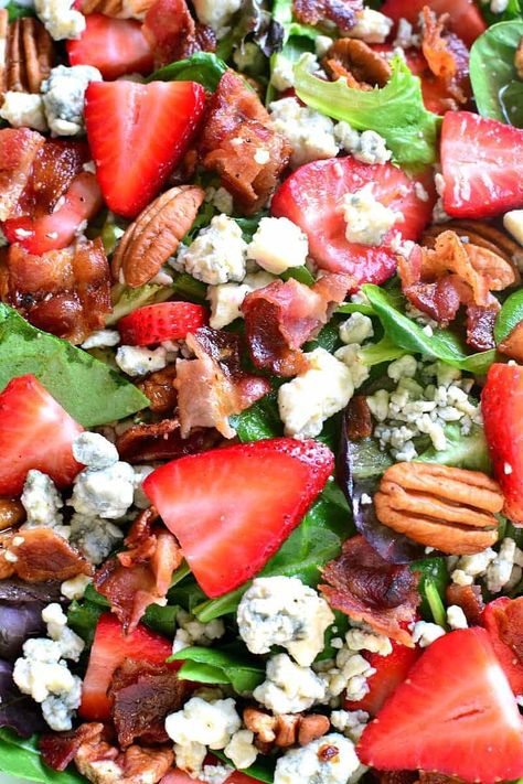 Summer Picnic Salads, Picnic Salad Recipes, Picnic Salad, Cheese Salad Recipes, Salad With Strawberries, Easy Picnic Food, Blue Cheese Salad, Resep Salad, Spinach Strawberry Salad