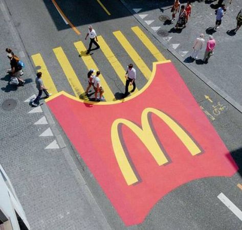 Anuncios publicitarios que llaman nuestra atención Guerilla Marketing Examples, Ambient Media, Guerrilla Advertising, Funny Commercial Ads, Pedestrian Crossing, Guerrilla Marketing, Clever Advertising, Zebra Crossing, Publicidad Creativa