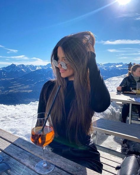 Snow Photoshoot Instagram, Colorado Picture Ideas Winter, Ski Photoshoot Ideas, Ski Trip Photo Ideas, Ski Aesthetic Girl, Cute Ski Pictures, Ski Pictures Instagram, Skiing Instagram Pictures, Ski Photo Ideas