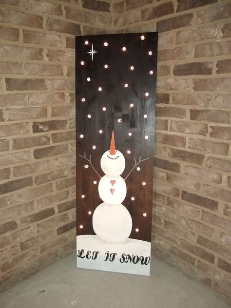 Wood Pallet Painting Ideas Christmas, Winter Porch Signs Diy, Wooden Snowmen Diy, Snowman Porch Leaner, Grinch Wooden Signs, Christmas Wood Signs Diy, Painted Pallet Signs, Christmas Desk Decorations, Christmas Diy Wood