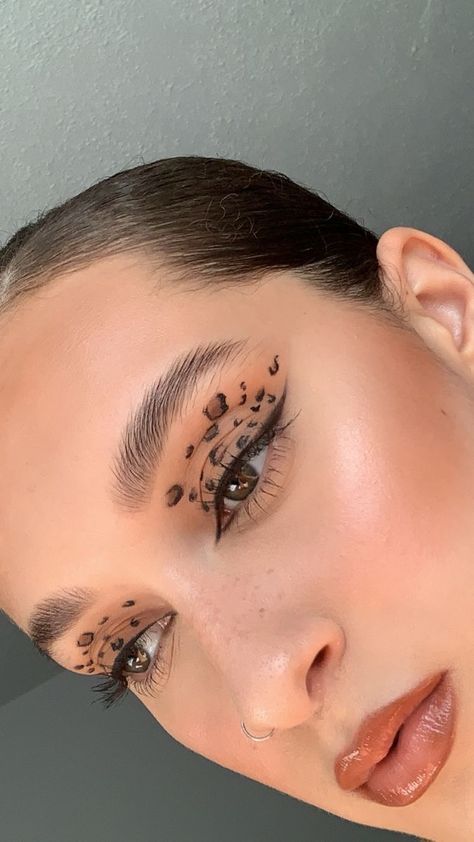 Makeup Cheetah, Cheetah Makeup, Tiger Makeup, Teknik Makeup, Leopard Makeup, Makijaż Smokey Eye, Creative Makeup Looks, Makeup Videos, Creative Makeup