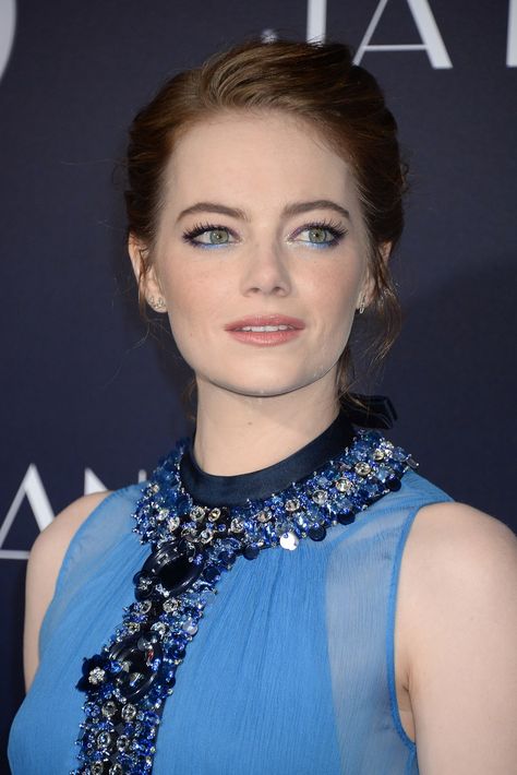 Emma Stone stepped onto the red carpet with a modern twist on tone-on-tone polish. Interesting Collars, Emma Stone Makeup, Fashionable Celebrities, Saving Face, Colorful People, Red Carpet Makeup, Colorful Photos, Blue Eyeliner, Fabulous Style