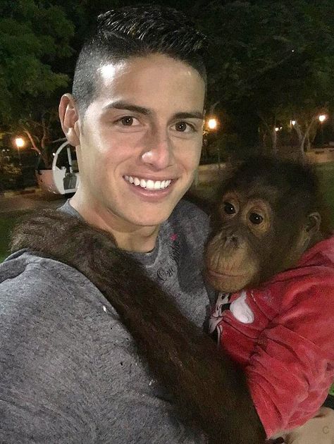 James Rodriguez caught monkeying around as Real Madrid star poses with chimpanzee. 22.12.15 James Rodriguez Colombia, James Rodrigues, Colombia Soccer, Funny Expressions, Football Fashion, James Rodriguez, Instagrammer, King James, Soccer Players