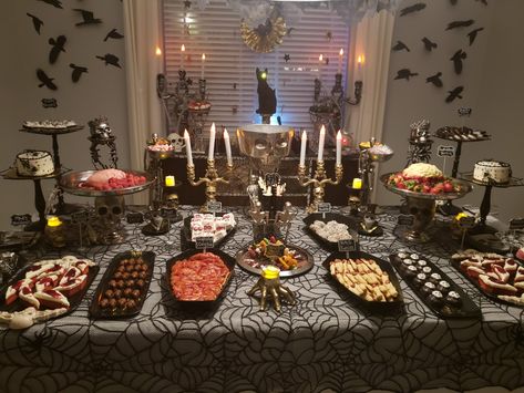 Best Halloween Party Decorations, Table Decoration For Halloween Party, Dessert Table Ideas Halloween, Halloween Displays Table, Dessert Table Halloween, Halloween Party Decor Table, Halloween Party Food Table Display, Spooky Dinner Table, Halloween Prom Decorations