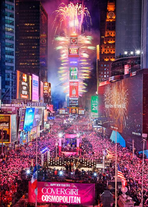 At 11:59pm, one million people are expected to watch the famous New Year’s Eve Ball drop in Manhattan’s Times Square. New Year New York, New York New Years Eve, Kota New York, Happy New Year 2015, Nyc Times Square, New Year 2017, New Year's Eve Celebrations, Ball Drop, City Wallpaper