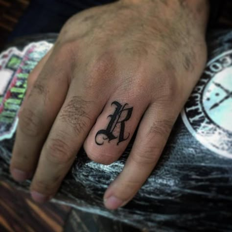 Finger Letter Tattoos, Letter Tattoos On Hand, Letter R Tattoo, Tattoo Main, Font Tato, Finger Tats, Knuckle Tattoos, Ring Finger Tattoos, Tattoo Templates