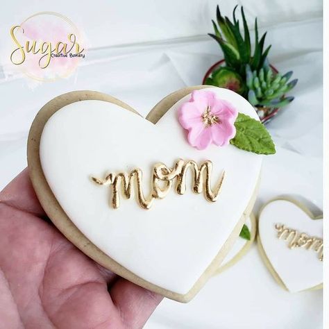 Mom cookies #sugarcreativebakery @sugarcreativebakery Cupcake Cookies Decorated, Mom Cookies, 100 Cupcakes, Iced Christmas Cookies, Chocolate Oreo Cake, Mothers Day Desserts, Deco Pastel, Chocolate Cake Designs, Royal Iced Cookies