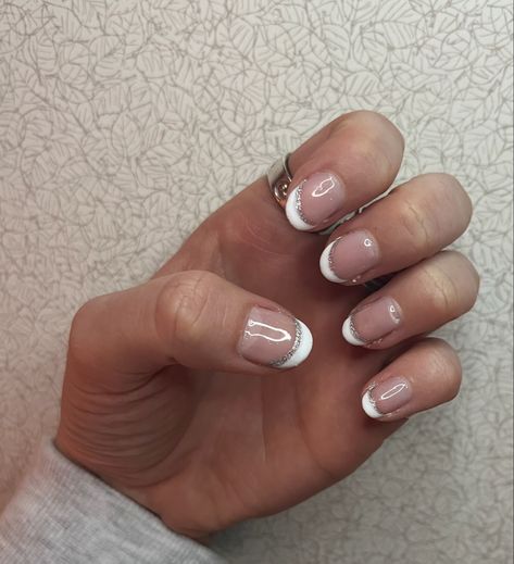 Christmassy Nails Simple, French Manicure With Silver Line, French Tip Nails With Silver Line, Winter French Manicure, Winter French Tip Nails, Short Nails Shellac, Christmas French Manicure, Christmassy Nails, Short French Nails