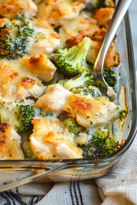 Clean Eating Chicken And Broccoli, Broccoli With Chicken, Broccoli Chicken Divan, Healthy Evening Meals, Farm Meals, Chicken Broccoli Divan, Creamy Casserole, Casserole With Chicken, Chicken Divan