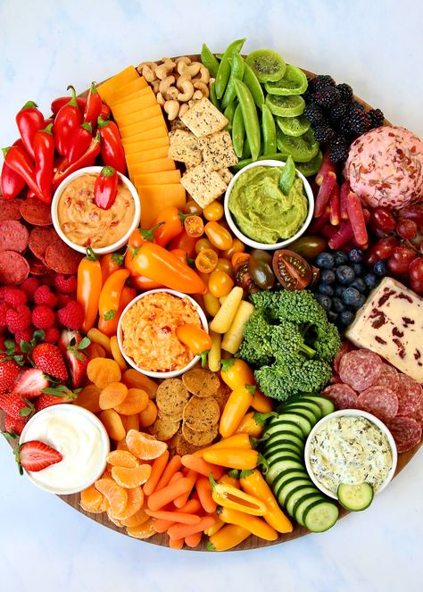 Eat the Rainbow Snack Board Rainbow Appetizers Parties, Rainbow Food Platter, Veggie Snack Board, Rainbow Food Board Ideas, Rainbow Cheese Board, Snack Spread Ideas, Rainbow Charcuterie Board Ideas, Charcuterie Board Rainbow, Healthy Snack Boards