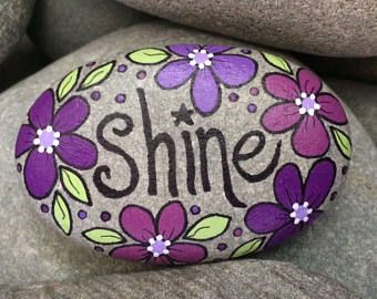 River Rock Stone, Painted Garden Rocks, Happy Rock, Paint Rocks, Stone Art Painting, Painted Rocks Kids, Power Trip, Painted Rocks Craft, Flower Daisy