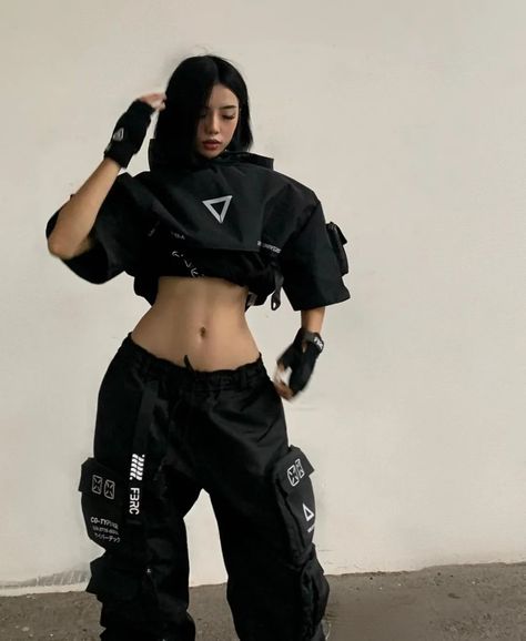 Techwear Outfits Women, Womens Techwear, Techwear Women, Combat Clothes, Futuristic Clothing, Sports Bra Outfit, Techwear Pants, Techwear Outfits, Faith Clothing