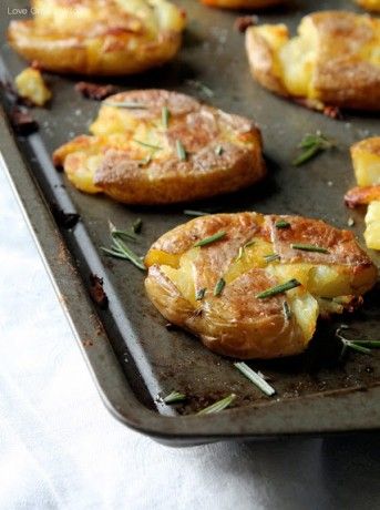 Crispy Smashed Potatoes  ~  1-1/2 lbs. small potatoes (yellow work best)...olive oil... salt to taste  -  try adding herb of choice & a sprinkling of sharp cheddar cheese  -DEElicious. Crispy Smashed Potatoes, Side Dishes For Chicken, Potato Sides, Hash Brown, Smashed Potatoes, God Mat, Potato Side Dishes, Baked Potatoes, Idee Pasto Sano